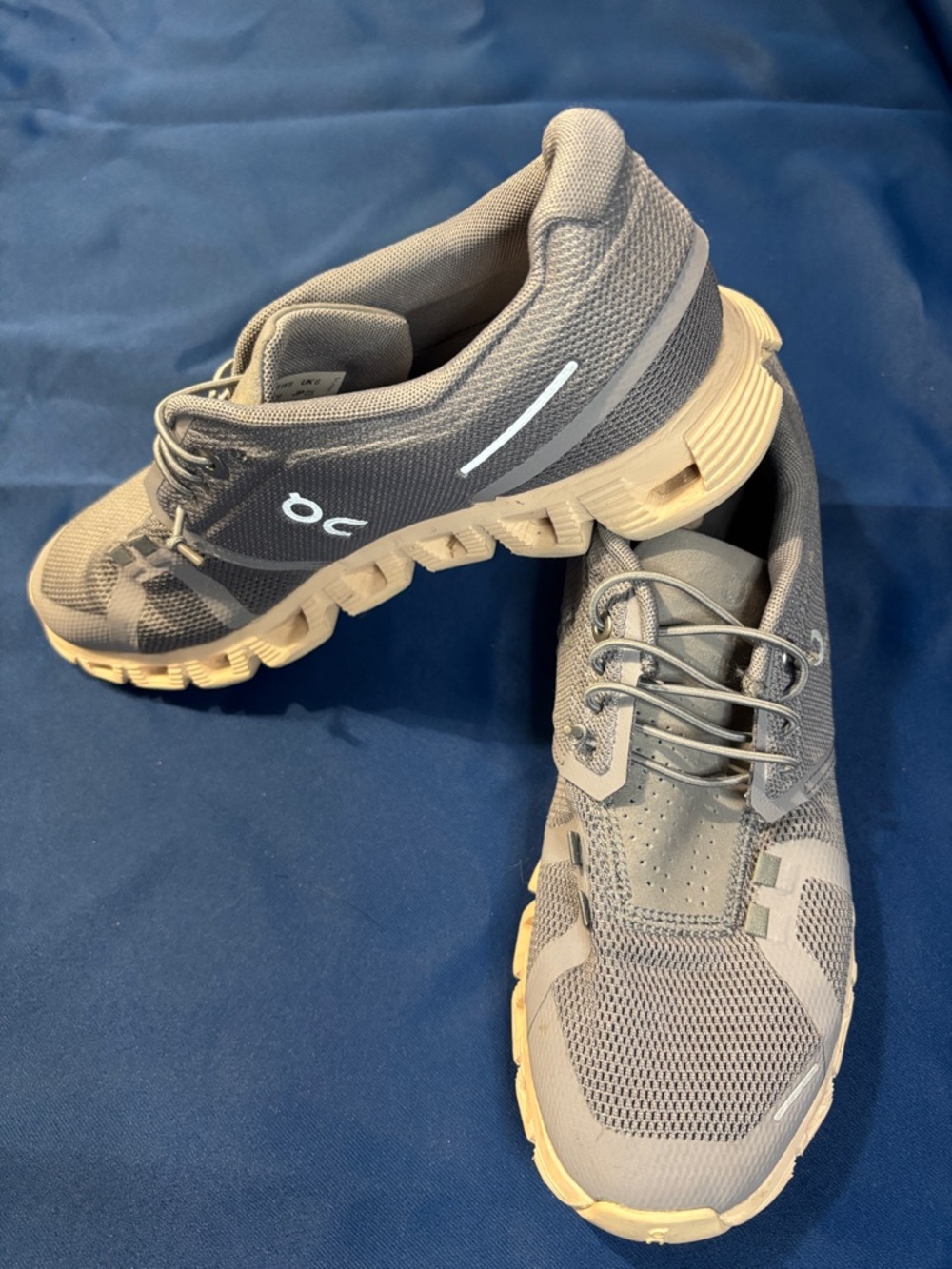 On Running Cloud women’s Athletic Shoes in Gray and pink Sole